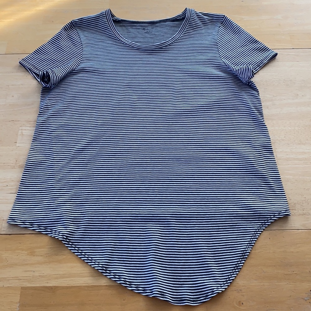 MADEWELL. Large %100 Cotton Black/White Striped Short Sleeve T-Shjrt long front.